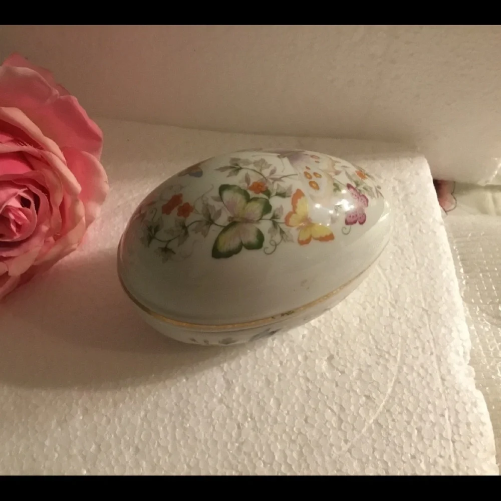 22 KARAT GOLD TRIM VINTAGE TRINKETS EGG BOX🌹
